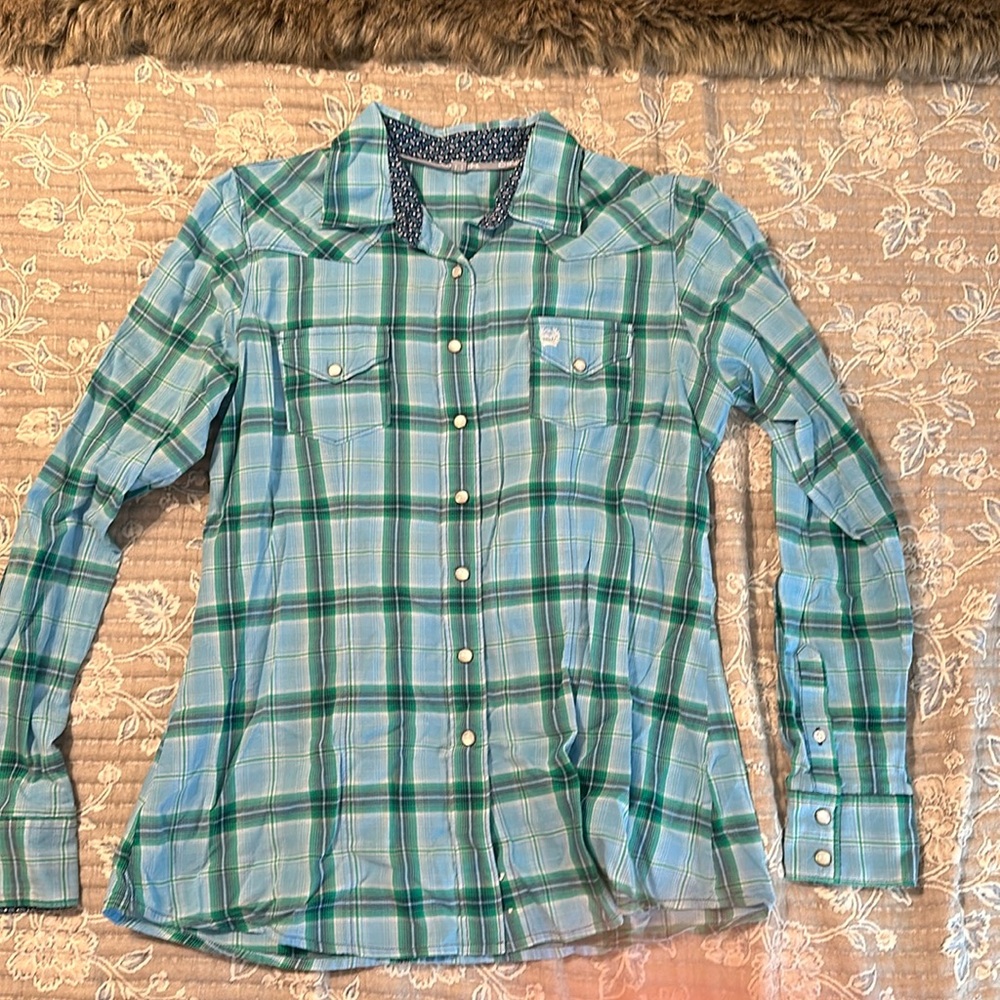 Woman’s cinch pearl snap shirt size large